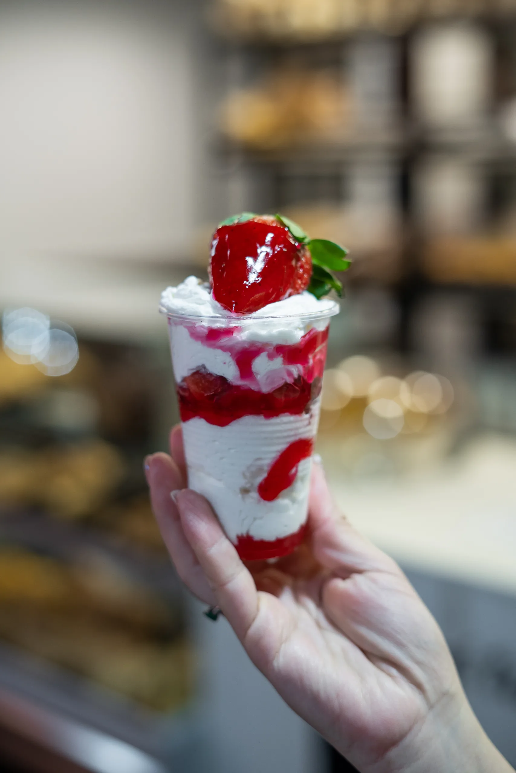 Fresas con crema y frutas